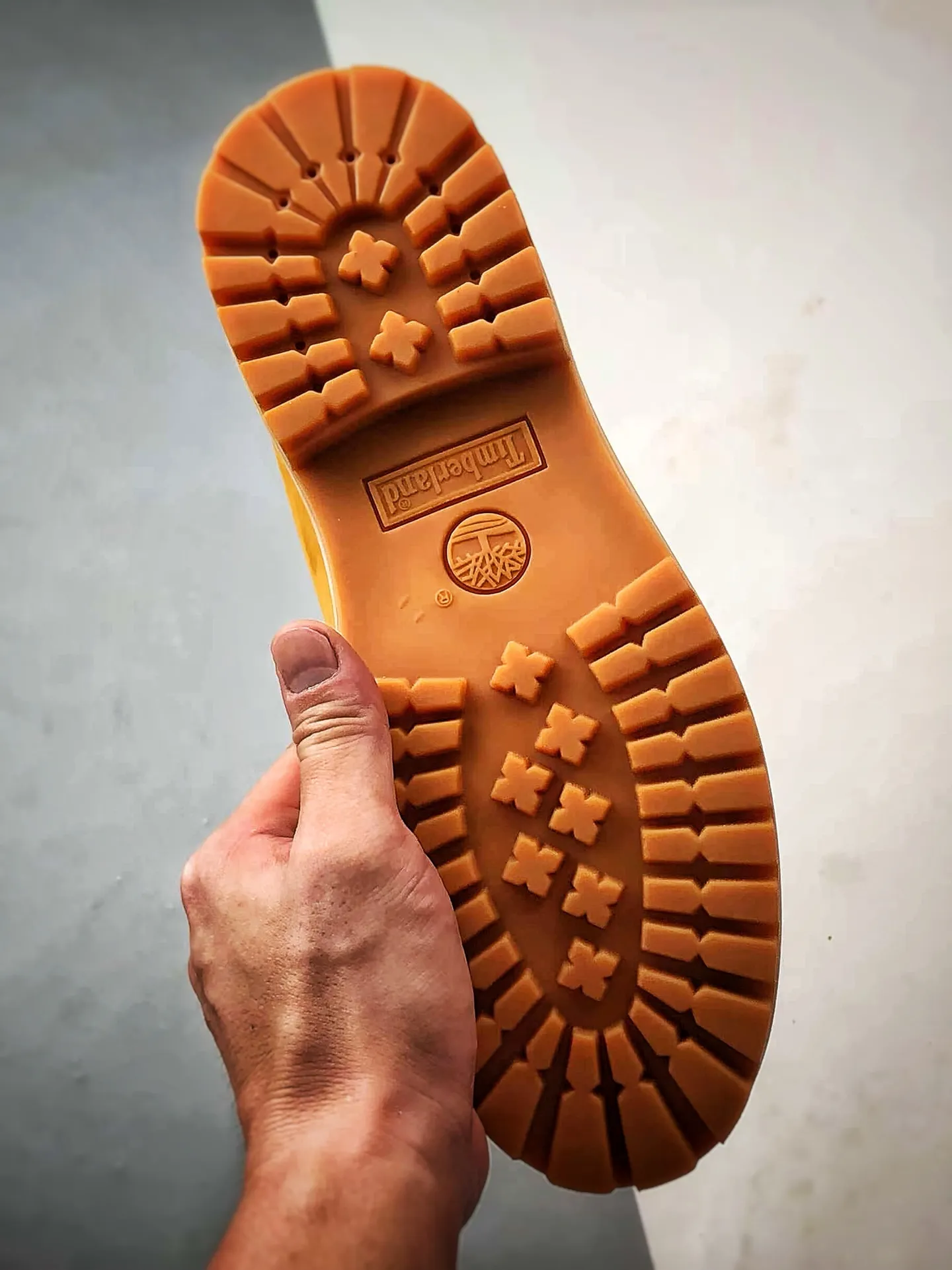 💰480 Timberland Timberland/Timberland 6 Inch Leather Boots (high cost-effective version) classic outdoor 6-inch rhubarb boots. Four-line computer stitching and the same imported first-layer nubuck leather with anti-waterproof function (all interiors are matched with genuine leather materials!!) Original consistent full nubuck leather collar, anti-fatigue shock absorption, honeycomb PU insole, lightweight non-slip rubber two-color combination sole ❗️Original hardware molded shoelace buckle Newly upgraded top-notch craftsmanship. Original factory in Zhongshan. Original imported waterproof leather. Injection molded outsole. Horizontal folding dynamic water-repellent. Original uniform fully frosted leather collar. Brand new original factory packaging shoe box. Item number: TB010061713. Female size: 35.5 36 37 37.5 38 38.5 39. Male size: 39.5 40 41 41.5 42 43 44 45 (leather shoe size)